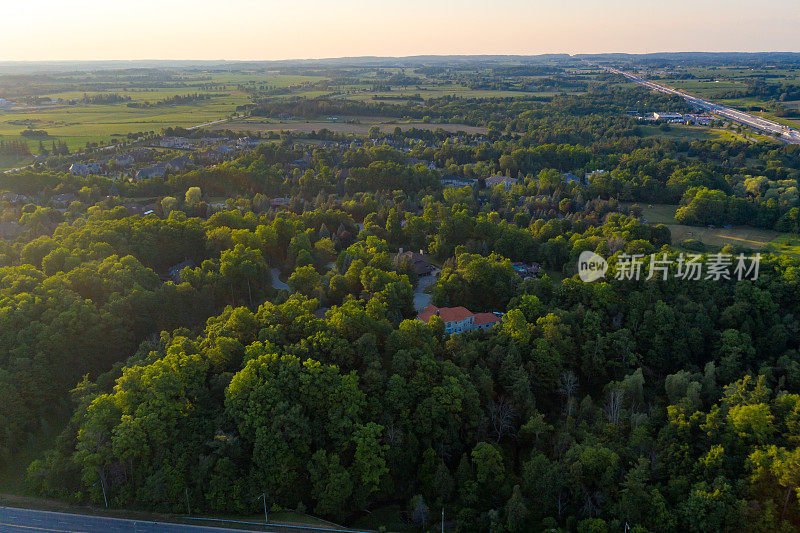 鸟瞰图Purpleville, Kleinburg在特斯顿路和400高速公路，独立和复式住宅在伍德布里奇沃恩，安大略省，加拿大